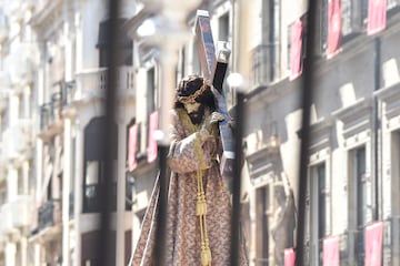 Imagen del Cristo en la procesión de Los Salzillos de la Real y Muy Ilustre Cofradía de Nuestro Padre Jesús Nazareno el Viernes Santo de la Semana Santa, a 7 de abril de 2023, en Murcia (España). La procesión es una de las más representativas y conocidas mundialmente gracias a las obras de arte, de valor incalculable que realizó el escultor murciano del siglo XVIII Francisco Salzillo Alcaraz. Los nueve pasos que procesionan son realizados por Salzillo Alcaraz menos Nuestro Padre Jesús Nazareno que es una obra anónima. Más de cuatro mil nazarenos participan en la procesión con una túnica morada y muchos de ellos caminan descalzos a lo largo de más de ocho horas de recorrido.