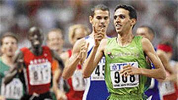 <b>ESPECTÁCULO ANTES Y DESPUÉS.</B> Hicham El Guerrouj dominó la prueba a su antojo y entró en la meta fresco y relajado. Después, dio gracias a Alá y celebró por todo lo alto su triunfo embutido en una gran bandera de Marruecos con la que no dudó en cubrirse sobre la pista de Saint Denis.