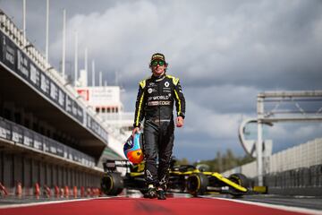 Fernando Alonso con el Renault RS20 en Barcelona