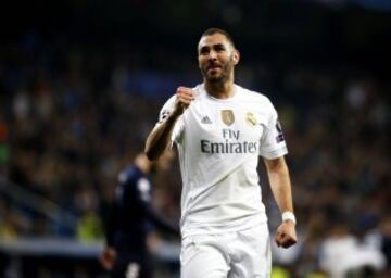 10. Karim Benzema. El 1 de julio de 2009, se anunció que el Lyon había alcanzado un acuerdo con el Real Madrid para el traspaso del francés. La cifra en un principio fue de 35 millones de euros, a los que habría que sumar seis más por objetivos logrados en el club blanco durante las seis jornadas de contrato.