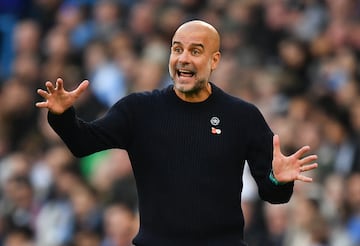  El entrenador español que actualmente dirige al Manchester City F. C. de la Premier League de Inglaterra, sigue siendo el entrenador con mayores ingresos de la Premier League. El City le paga 22,44 millones de euros. Desde que llegó en 2016, el conjunto mancuniano ha ganado 6 Premier League y su primera Copa de Europa en 2023.