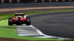 Vettel con el Ferrari en Silverstone.