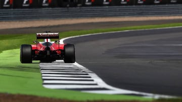 Vettel con el Ferrari en Silverstone.