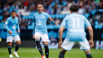 Iago Aspas golpea el bal¨®n durante el partido entre el Celta y el Villarreal en Bala¨ªdos.