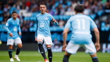 Iago Aspas golpea el balón durante el partido entre el Celta y el Villarreal en Balaídos.