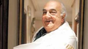 <b>SIEMPRE FIEL. </b>Lugris, envuelto en la bandera que hizo en 1964.