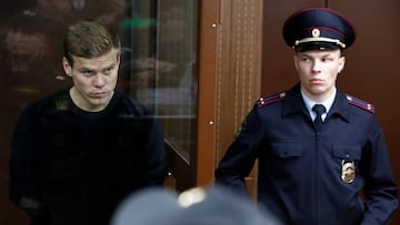 Kokorin es detenido por la policía para prestar declaración ante el Tribunal de Moscú.