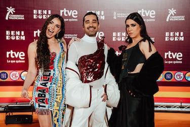 Los presentadores Ines Hernand (izquierda) y Jordi Cruz (centro).