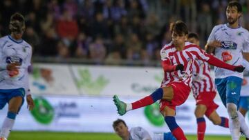 Soria, 12/11/2022. El delantero portugués del Atlético de Madrid, Joao Felix (d), dispara a puerta para conseguir su gol durante el encuentro correspondiente a la primera eliminatoria de la Copa del Rey que Almazán y Atlético de Madrid disputan hoy sábado en el estadio de Los Pajaritos, en Soria. EFE/Wifredo García.