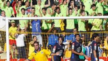 <b>EL SEGUNDO. </b>Miguélez celebra el segundo tanto del Alcorcón ante la desesperación e impotencia de los jugadores del Deportivo.