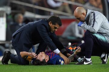 Messi, en una mala caída en la primera parte del encuentro, se lesionó el brazo derecho y tuvo que ser sustituido. 