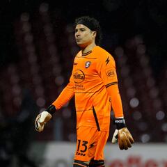 Guillermo Ochoa volvió a ser suplente con Salernitana