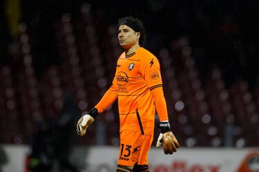 Guillermo Ochoa y sus roces con el arquero Kameni en Málaga