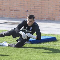 Lunin y Ochoa: el Betis baraja porteros por si Pau López se va