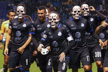 En el Apertura 2018, con motivo de la celebración de Halloween, los jugadores de La Franja saltaron a la cancha con máscaras de esqueleto.