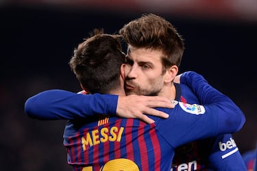 Why did Pep Guardiola fine Gerard Piqué €12,000 during their time at Barcelona?