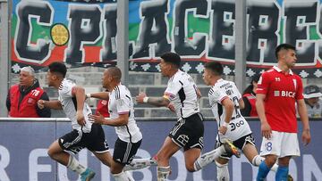 Futbol, Colo Colo vs Universidad Catolica
Fecha 25, campeonato Nacional 2023.
El jugador de Colo Colo Damian Pizarro, izquierda, celebra su gol contra Universidad Catolica durante el partido de primera division disputado en el estadio Monumental en Santiago, Chile.
01/10/2023
Dragomir Yankovic/Photosport
Football, Colo Colo vs Universidad Catolica
25nd turn, 2023 National Championship.
Colo Colo's player Damian Pizarro, left, celebrates after scoring against Universidad Catolica during the first division match at the first division match at the Monumental in Santiago, Chile.
01/10/2023
Dragomir Yankovic/Photosport
