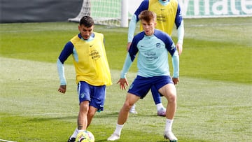 Correa y Barrios, en el entrenamiento del Atlético.