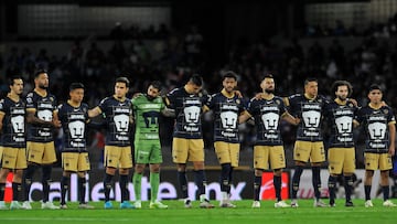 Pumas' players holds a minute of silence in memory of late the mexican baseball pitcher Fernando Valenzuela before the Liga MX Apertura tournament football match between Pumas and Cruz Azul at the Olympic stadium in Mexico City on October 26, 2024. (Photo by Victor Cruz / AFP)