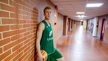 Alberto Díaz en el túnel de vestuarios.