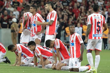 Atlético Paranaense venció en penales a Junior en el Arena da Baixada por el partido de vuelta de la final de la Copa Sudamericana, tras el empate a uno en los 120 minutos. Jarlan Barrera falló penal al minuto 111.