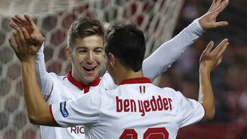 GRA323. SEVILLA, 21/12/2016. -El jugador del Sevilla, Luciano Vietto (i) celebra el gol con su compañero Wissam Ben Yedder, el segundo para su equipo, durante el partido de vuelta de dieciseisavos de final de la Copa del Rey contra el Formentera, que ambos equipos juegan esta noche en el estadio Ramón Sánchez Pizjuán. EFE/Julio Muñoz