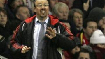 Benitez da órdenes a sus jugadores ante la mirada de Wegner