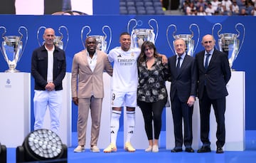 Zinedine Zidane y Florentino Pérez posan con la familia de Kylian Mbappé. 