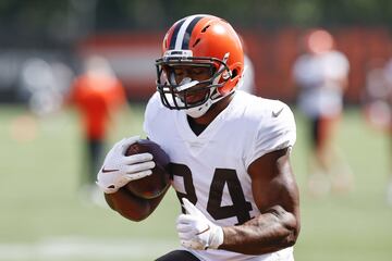 En 2020 jugó 12 partidos y sumó 1,067 yardas y una docena de touchdowns.