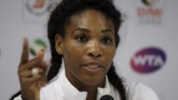 La tenista estadounidense Serena Williams ofrece una rueda de prensa en la tercera jornada del torneo femenino de Dubai, Emiratos &Aacute;rabes Unidos, hoy, mi&eacute;rcoles 20 de febrero de 2013. Williams ha tenido que retirarse de la competici&oacute;n debido a una lesi&oacute;n lumbar. 