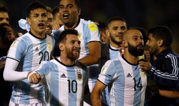 Paredes, Messi y Mascherano celebran la clasificaci&oacute;n de Argentina para el Mundial.