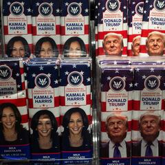 Chocolate bars with the faces of Democratic presidential nominee U.S. Vice President Kamala Harris and Republican presidential nominee and former U.S. President Donald Trump are displayed at a store in John F. Kennedy International Airport, New York, U.S., October 25, 2024. REUTERS/Eloisa Lopez