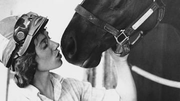 Diane Crump besa a un caballo.