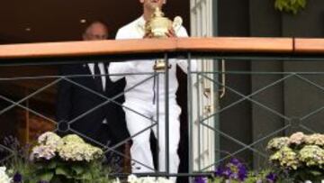 Novak Djokovic celebra su triunfo en Wimbledon.