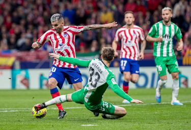 1-0. Ángel Correa, tras llevarse el balón ante Germán Pezzella y Aitor Ruibal cerca del área, amaga y recorta a Juan Miranda.