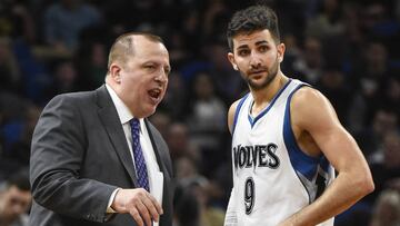 Tom Thibodeau da instrucciones a Ricky Rubio.