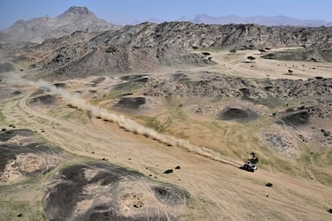 El Dacia Sandrider de Sebastian Loeb y Edouard Boulanger compite en la Etapa 1 de la 48ª edición del Rally Dakar, con salida y llegada en Yanbu.