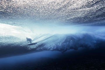 Esta imagen submarina muestra a un surfista montando una ola en Teahupo'o en Tahit¨ª, Polinesia Francesa, el 11 de agosto de 2023, durante el evento de surf profesional WSL Shiseido Tahiti.
