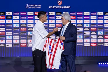 Enrique Cerezo dio la bienvenida al futbolista argentino, que procede del Olympique de Lyon.