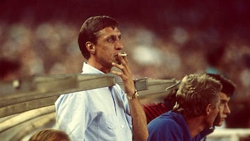 Johan Cruyff fumando en el banquillo.