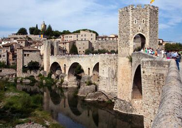 La villa de Besalú está situada en un importante y tradicional cruce de caminos al este de la Garrotxa. Bisuldunum, su nombre original, era una fortaleza entre dos ríos: el Fluvià, al sur y el Capellades, al norte. Besalú fue sede de un importante condado independiente. Cuenta con un conjunto histórico-artístico medieval considerado como uno de los más bien conservados de Catalunya. Forman parte de este conjunto la antigua iglesia del monasterio de Sant Pere del siglo XII, la iglesia de Sant Vicenç del siglo XII, la fachada de la antigua iglesia hospital de Sant Julià del siglo XII; la casa de Cornellà, y la sala gótica de la Cúria Real. Destaca toda la judería, y en especial el Miqvé o casa de baños rituales. El majestuoso puente románico sobre el río Fluvià también es digno de mención.