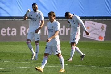 Real Madrid 2-0 Huesca | Centro de Lucas V¨¢zquez desde la derecha que recibi¨® Benzema en el segundo palo, la embolsa con el pecho y le peg¨® cruzado para batir a Andr¨¦s.
