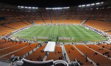 A días de disputarse la final, el estado del césped del estadio Soccer City presentaba un mal aspecto, y eso preocupaba a la FIFA, que quería dar una grata imagen en el último partido de la cita mundialista. Por ese motivo, hasta 15 operarios trabajaban mañana, tarde y noche con el fin de arreglar aquellas zonas más dañadas. El estado de los campos fue uno de los quebraderos de cabeza de la organización durante el Mundial.

