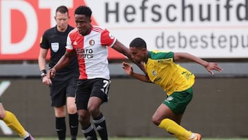 Fortuna Sittard Dutch midfielder Deroy Duarte fights for the ball against Feyenoord Columbian forward Luis Sinisterra during the Dutch Eredivisie match between Fortuna Sittard and Feyenoord at the Fortuna Sittard Stadium in Sittard on May 1, 2022. - - Netherlands OUT (Photo by Jeroen Putmans / ANP / AFP) / Netherlands OUT / sport,Sittard,Jeroen Putmans,Dutch Eredivisie,Fortuna Sittard v Feyenoord Rotterdam,S,SPO,,2021/2022,groep mensen,Nederlandse beelden,SITTARD - (l-r) Luis Sinisterra of Feyenoord, Deroy Duarte of Fortuna Sittard tijdens de Nederlandse eredivisie wedstrijd tussen Fortuna Sittard en Feyenoord in het Fortuna Sittard Stadion op 1 mei 2022 in Sittard, Nederland. ANP JEROEN PUTMANS,SITTARD - (lr) Luis Sinisterra of Feyenoord, Deroy Duarte of Fortuna Sittard during the Dutch Eredivisie match between Fortuna Sittard and Feyenoord at the Fortuna Sittard Stadium on May 1, 2022 in Sittard, Netherlands. ANP JEROEN PUTMANS,Fortuna Sittard v Feyenoord,Canon EOS R3
1/1600 sec
F6.3
1250
0.6332 ms
F5.4,Fortuna Sittard v Feyenoord,775670762,FOC netherlands out - belgium out - Netherlands OUT (Photo by JEROEN PUTMANS/ANP/AFP via Getty Images)