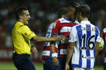 El árbitro Estrada Fernández con Biraghi y a Canales.
