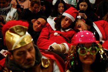 El sueño se ha apoderado de algunos asistentes al Teatro Real de Madrid minutos antes del inicio del sorteo.