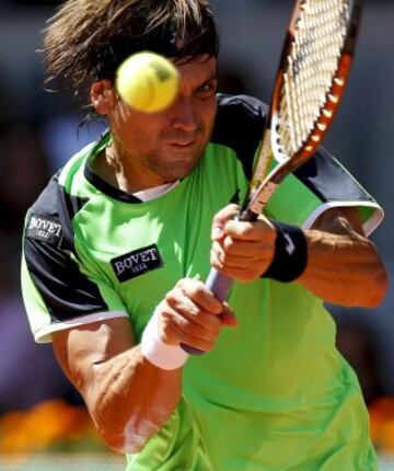 El tenista español David Ferrer golpea la pelota durante el partido de cuartos de final del Open de Madrid disputado frente al también español Rafael Nadal.