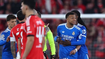Soccer Football - UEFA Champions League - Play Off - First Leg - Benfica v Real Madrid - Estadio da Luz, Lisbon, Portugal - February 17, 2026 Real Madrid's Kylian Mbappe with Real Madrid's Arda Guler and Real Madrid's Eduardo Camavinga as the match was stopped due to racist chants REUTERS/Pedro Nunes