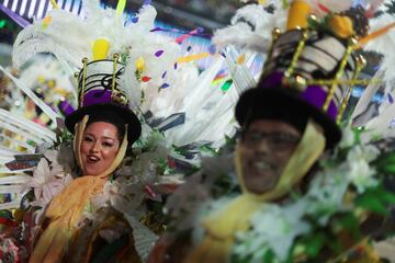 Estos días la ciudad brasileña se viste de gala para disfrutar del Carnaval 2023. Bailes, desfiles, samba... llenan de color la ciudad ciudad costera de Brasil, famosa por sus playas de Copacabana e Ipanema, la estatua del Cristo Redentor sobre el cerro del Corcovado y el morro Pan de Azúcar.