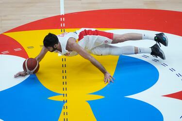 El jugador español Álex Abrines trata de recuperar un balón.
